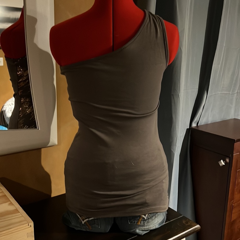 One sided tank top gray with rose gold pattern on front. - Picture 4 of 5